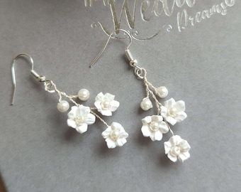 Floral boho wedding earrings, Romantic bridal earrings with white flowers and pearls BO0004