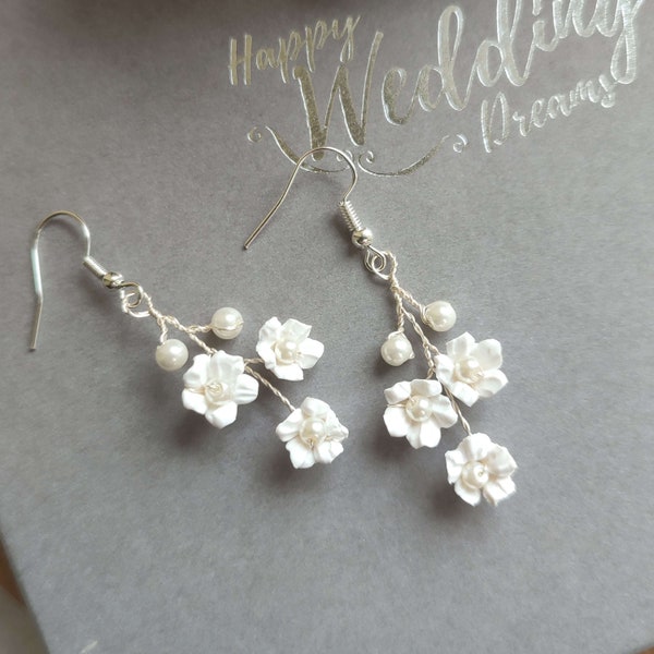Orecchini floreali con perle e fiori bianchi, romantici orecchini da sposa boho BO0004