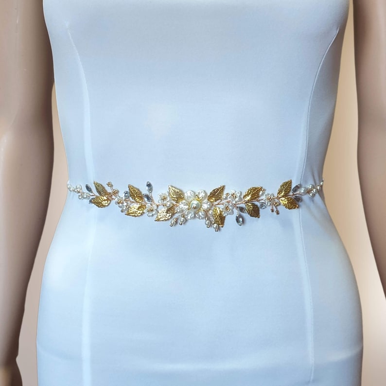 Ceinture florale pour robe de mariage avec fleurs acryliques, perles nacrées en verre, strass, perles de rocailles et feuilles dorées en laiton