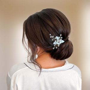 épingle à chignon florale avec feuilles et fleur blanches en porcelaine froide, cristal et perles naturelles d eau douce pour coiffure de mariage ou soirée