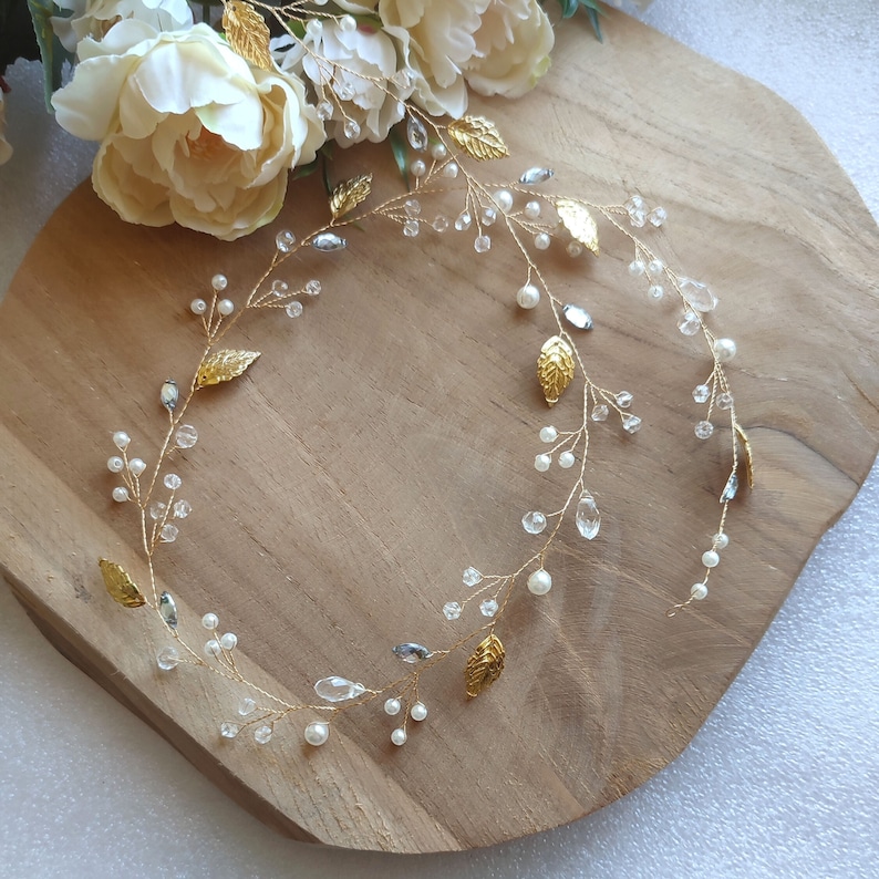 Vigne de cheveux longue pour mariage bohème avec perles nacrées, cristal et strass transparents et feuilles dorées en laiton