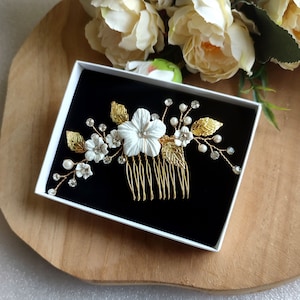 White flowers and leaves hair comb for bohemian or country weddings, Romantic floral hair piece PG0021