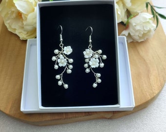 Floral earrings for boho wedding, Boho bridal jewel with flowers and pearls, Romantic wedding earrings BO0003