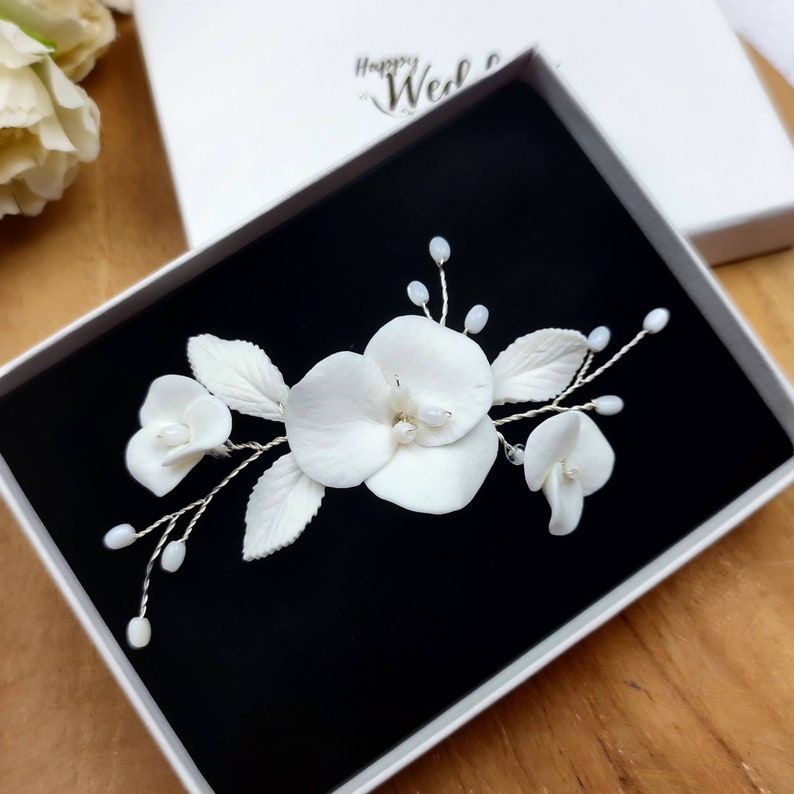 bijou de cheveux raffiné avec fleurs et feuilles blanches en porcelaine froide et perles en nacre véritable pour chignon ou coiffure de mariage