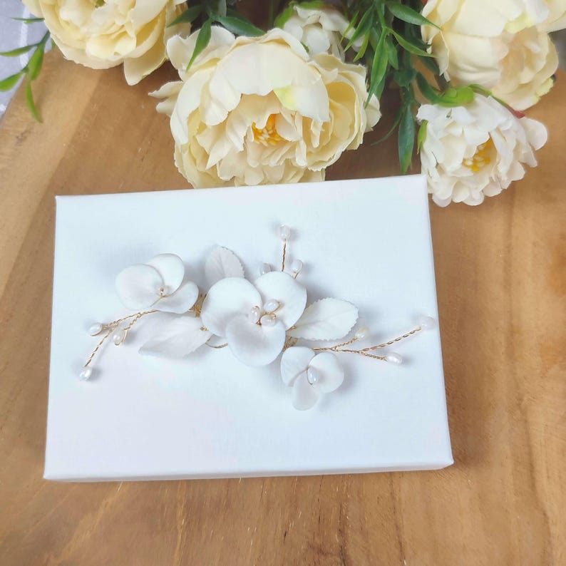Barrette mariage fleurs porcelaine froide et perles nacre