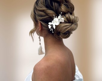 Fermaglio per capelli da sposa con fiori bianchi in porcellana fredda e perline di madreperla, accessorio floreale per acconciatura da sposa BJ0015