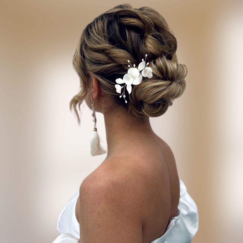 bijou de cheveux raffiné avec fleurs et feuilles blanches en porcelaine froide et perles en nacre véritable pour chignon ou coiffure de mariage