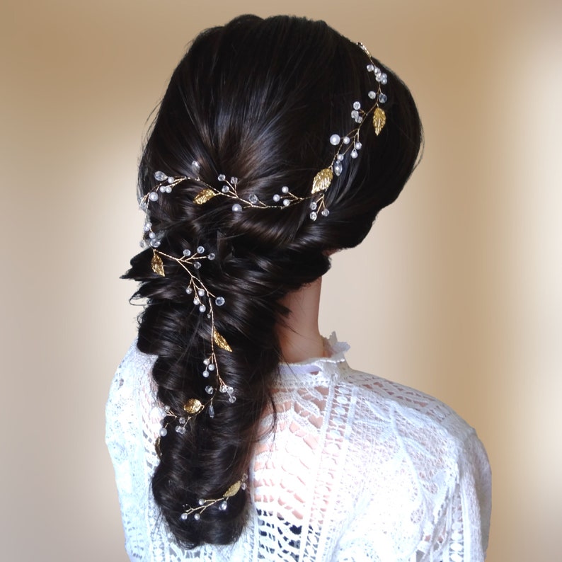 Vigne de cheveux longue pour mariage bohème avec perles nacrées, cristal et strass transparents et feuilles dorées en laiton