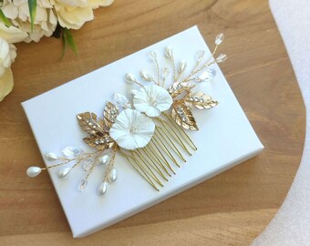 Peigne à cheveux fleurs blanches et feuilles dorées pour mariage bohème, Bijou de cheveux perles, cristal et feuilles PG0011