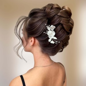 bijou de cheveux raffiné avec fleurs et feuilles blanches en porcelaine froide et perles en nacre véritable pour chignon ou coiffure de mariage