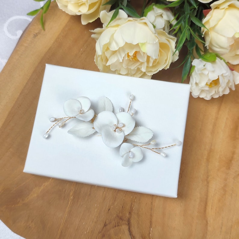 bijou de cheveux raffiné avec fleurs et feuilles blanches en porcelaine froide et perles en nacre véritable pour chignon ou coiffure de mariage