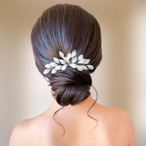 Peigne à cheveux floral avec feuilles blanches en porcelaine froide pour coiffure de mariage romantique champêtre-chic