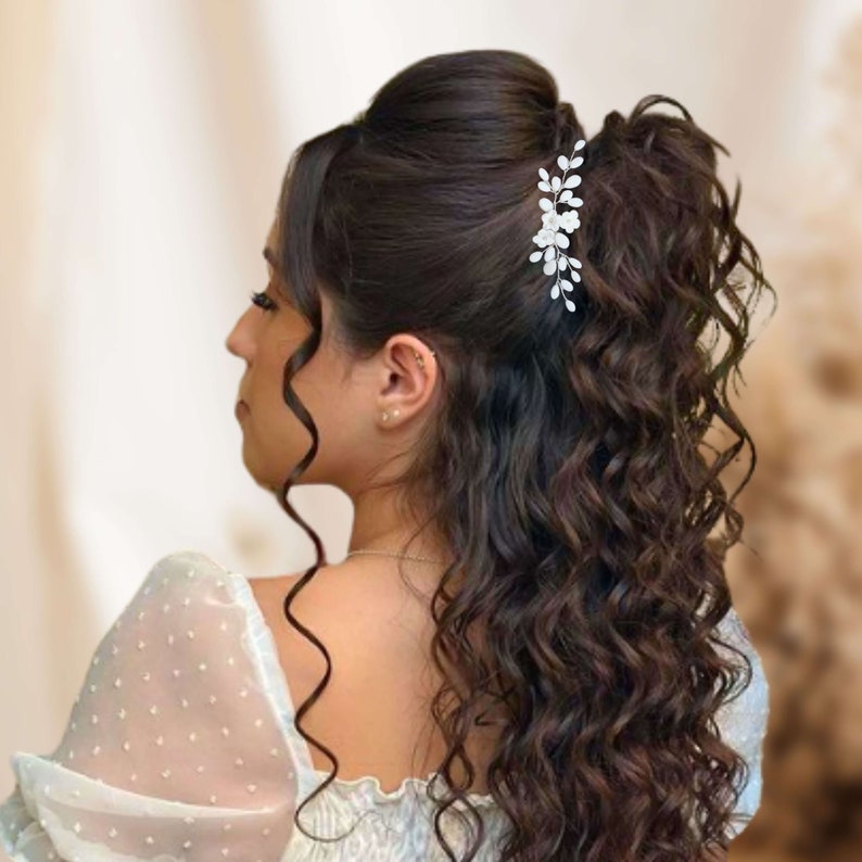 Petit bijou de cheveux floral en porcelaine froide blanche pour coiffure raffinée de mariage