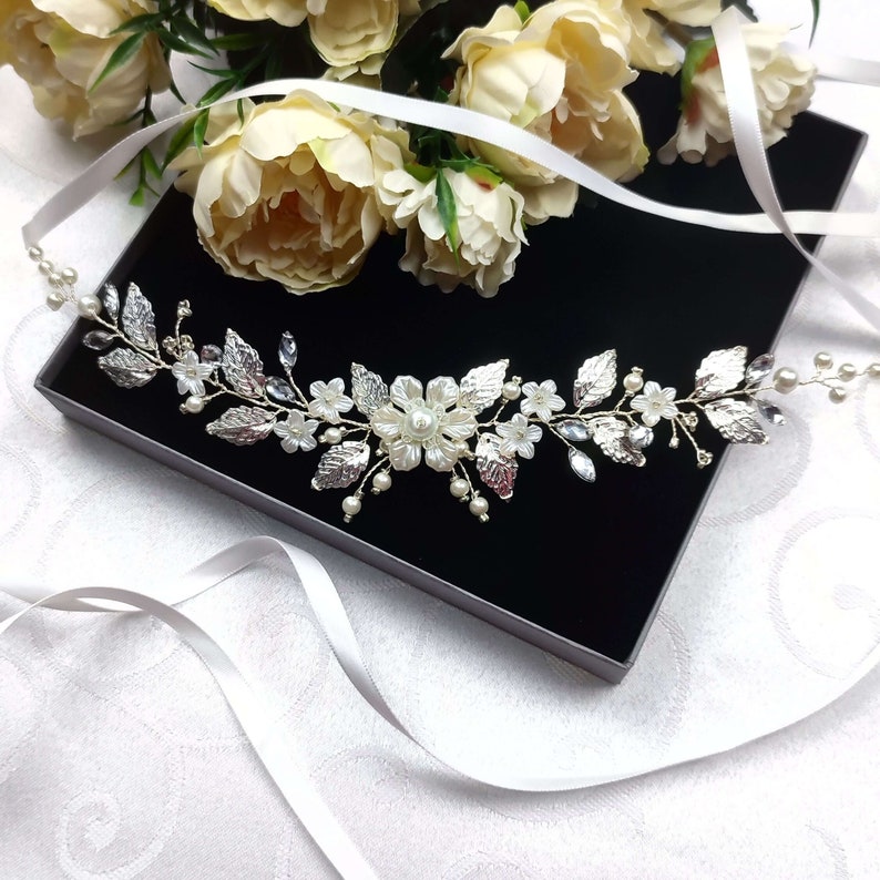 Ceinture florale pour robe de mariage avec fleurs acryliques, perles nacrées en verre, strass, perles de rocailles et feuilles argentées en laiton