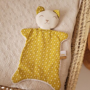 Mittelgroßes Katzen-Kuscheltier GRAPHIC senffarbener Baby-Junge