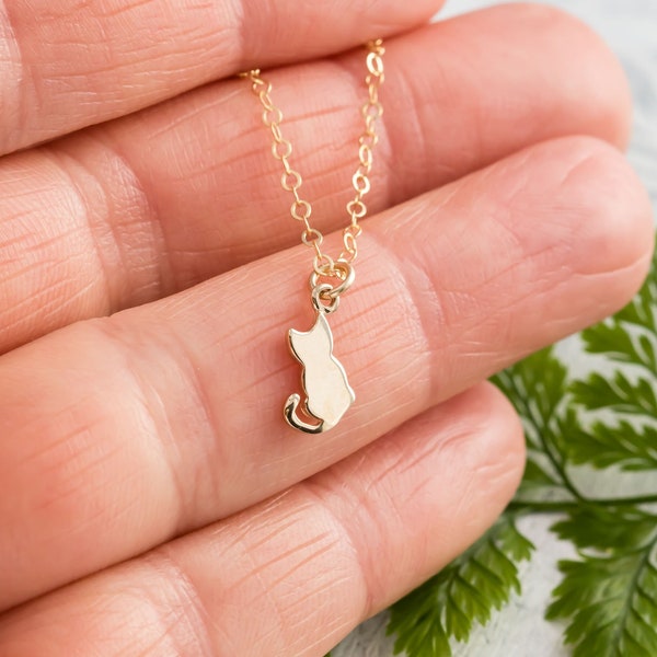 Petit collier chat en or 14 carats pour femme • Petit chat assis • Pendentif minou • Collier pour amoureux des chats • Cadeau pour amoureux des animaux • Cadeau commémoratif de chat