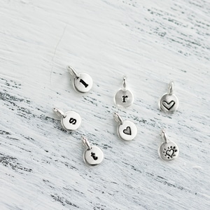 Ciondolo iniziale in argento sterling, piccolo ciondolo iniziale, piccolo ciondolo alfabeto, piccolo ciondolo a forma di cuore, ciondolo con lettera, ciondolo iniziale, ciondolo a forma di croce