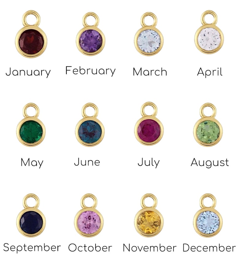 Pode incluir: Doze pingentes de ouro com gemas de diferentes cores, representando cada m&ecirc;s do ano. Janeiro &eacute; granada, fevereiro &eacute; ametista, mar&ccedil;o &eacute; &aacute;gua-marinha, abril &eacute; diamante, maio &eacute; esmeralda, junho &eacute; alexandrita, julho &eacute; rubi, agosto &eacute; peridoto, setembro &eacute; safira, outubro &eacute; opala, novembro &eacute; citrino e dezembro &eacute; top&aacute;zio azul.