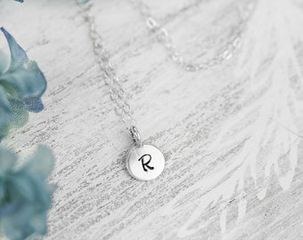 Collar con dije inicial de plata de ley: colgante con letra grabada a mano