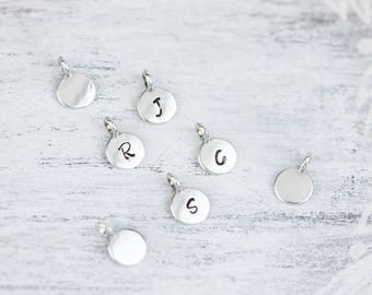 Dije inicial de plata esterlina estampado a mano: colgante con el alfabeto personalizado
