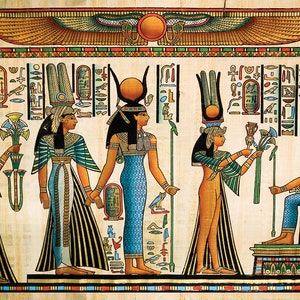 Puede incluir: Una ilustraci&oacute;n de estilo vintage que representa a cuatro mujeres con vestimenta tradicional egipcia. Las mujeres est&aacute;n de pie y sentadas, sosteniendo flores y bastones. El fondo es un lienzo beige con jerogl&iacute;ficos y un disco solar alado.