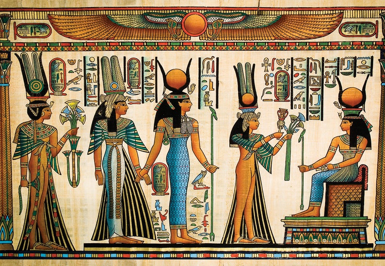 Puede incluir: Una ilustraci&oacute;n de estilo vintage que representa a cuatro mujeres con vestimenta tradicional egipcia. Las mujeres est&aacute;n de pie y sentadas, sosteniendo flores y bastones. El fondo es un lienzo beige con jerogl&iacute;ficos y un disco solar alado.
