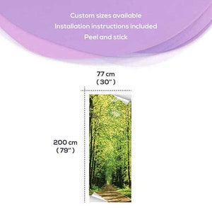 K&ouml;nnte beinhalten: Eine abziehbare und wiederverwendbare Wandtapete mit einem Weg durch einen gr&uuml;nen Wald. Die Tapete ist 200 cm hoch und 77 cm breit.