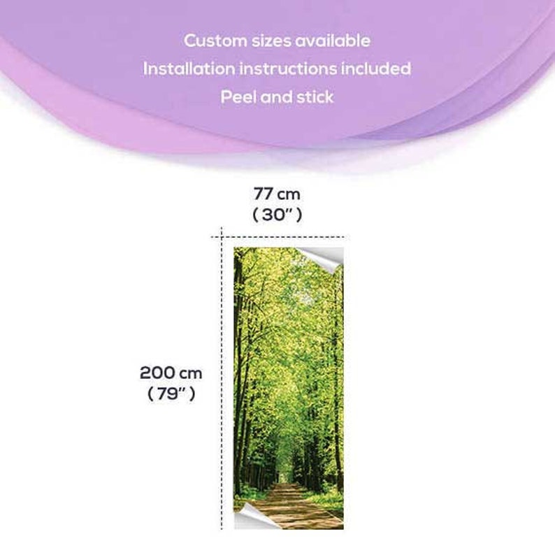 K&ouml;nnte beinhalten: Eine abziehbare und wiederverwendbare Wandtapete mit einem Weg durch einen gr&uuml;nen Wald. Die Tapete ist 200 cm hoch und 77 cm breit.
