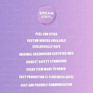 Puede incluir: Una pared de ladrillo morado con texto blanco que dice "DREAM VINYL" en un c&iacute;rculo, "PEEL AND STICK", "CUSTOM ORDERS AVAILABLE", "ECOLOGICALLY SAFE", "ORIGINAL GREENGUARD CERTIFIED INKS", "HIGHEST SAFETY STANDARDS", "EVERY ITEM MADE TO ORDER", "FAST PRODUCTION (3-5 BUSINESS DAYS)" y "FAST AND FRIENDLY COMMUNICATION".