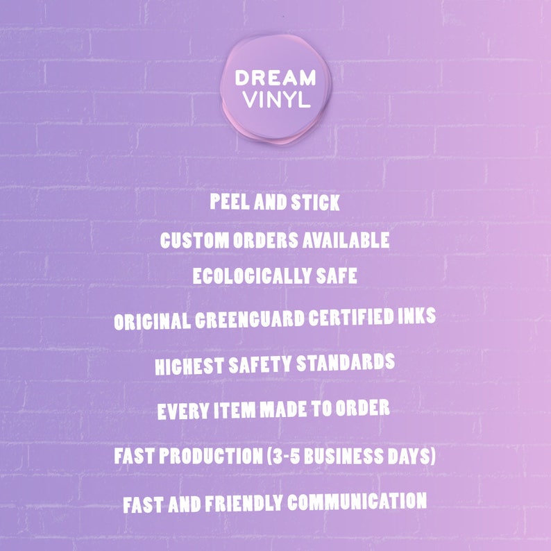 Puede incluir: Una pared de ladrillo morado con texto blanco que dice "DREAM VINYL" en un c&iacute;rculo, "PEEL AND STICK", "CUSTOM ORDERS AVAILABLE", "ECOLOGICALLY SAFE", "ORIGINAL GREENGUARD CERTIFIED INKS", "HIGHEST SAFETY STANDARDS", "EVERY ITEM MADE TO ORDER", "FAST PRODUCTION (3-5 BUSINESS DAYS)" y "FAST AND FRIENDLY COMMUNICATION".