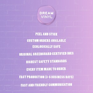 K&ouml;nnte beinhalten: Eine rosa Backsteinwand mit wei&szlig;em Text, der "DREAM VINYL" in einem Kreis, "PEEL AND STICK", "CUSTOM ORDERS AVAILABLE", "ECOLOGICALLY SAFE", "ORIGINAL GREENGUARD CERTIFIED INKS", "HIGHEST SAFETY STANDARDS", "EVERY ITEM MADE TO ORDER", "FAST PRODUCTION (3-5 BUSINESS DAYS)" und "FAST AND FRIENDLY COMMUNICATION" lautet.
