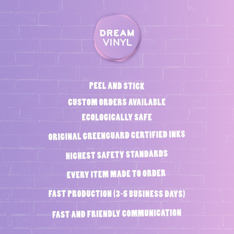 K&ouml;nnte beinhalten: Eine rosa Backsteinwand mit wei&szlig;em Text, der "DREAM VINYL" in einem Kreis, "PEEL AND STICK", "CUSTOM ORDERS AVAILABLE", "ECOLOGICALLY SAFE", "ORIGINAL GREENGUARD CERTIFIED INKS", "HIGHEST SAFETY STANDARDS", "EVERY ITEM MADE TO ORDER", "FAST PRODUCTION (3-5 BUSINESS DAYS)" und "FAST AND FRIENDLY COMMUNICATION" lautet.