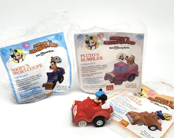 Puede incluir: Cuatro juguetes sin abrir de McDonald's Happy Meal de Mickey's Birthdayland. Los juguetes incluyen Goofy's Sport-Coupe, Pluto's Rumbler y Mickey's Roadster. Los juguetes están en su embalaje original, con el logotipo de Mickey's Birthdayland.