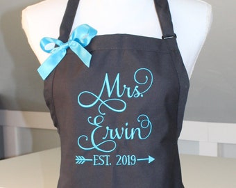 Mrs Apron in GRACE Font w/EST Date in arrow - Bridal Shower Gift - Personalized Wedding Gift - Bridal Personalized Gifts -Personalized Apron