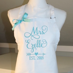 Mme Tablier en police GRACE avec flèche w/Cœur - Cadeau de douche nuptiale - Tablier de mariée - Tablier de mariage - Cadeau pour la mariée - Tablier personnalisé