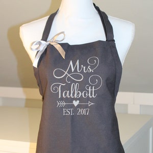 Tablier de Mme en police GRACE avec flèche avec coeur avec noeud - cadeau de shower de bébé - tablier de mariée - tablier de mariage - cadeau parfait pour la mariée