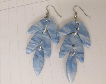 Pendientes de cascada azul Demin - Pendiente de mezclilla Boho Chic - Pendiente boomerang moderno - Pendiente de arcilla de polímero ligero - Regalo para hermana - Oreja-250