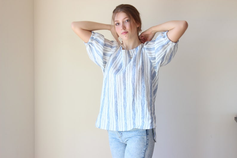 Softened linen blouse with short sleeves and round collar. image 2