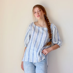 Softened linen blouse with short sleeves and round collar.