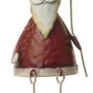Puede incluir: Figura met&aacute;lica de Pap&aacute; Noel con gorro y abrigo burdeos, barba blanca y botas negras. La figura sostiene un peque&ntilde;o &aacute;rbol de Navidad verde y tiene piernas colgantes. Una decoraci&oacute;n festiva.