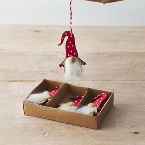 Juego de 6 adornos colgantes de madera nórdica roja para árbol de Navidad con forma de Papá Noel.