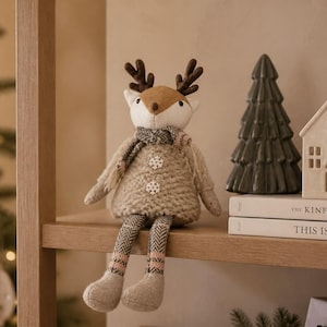 Reno nórdico navideño sentado con zorro y jersey color crema, 38 cm