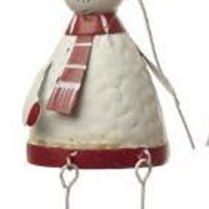 Puede incluir: Figura de mu&ntilde;eco de nieve de metal con sombrero de copa negro, bufanda roja y base roja. El mu&ntilde;eco de nieve sostiene una varita de copo de nieve y tiene botas marrones. Una decoraci&oacute;n festiva de invierno.