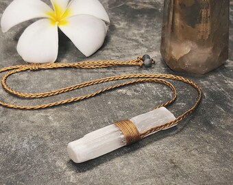 Crystal amulet - Selenite macrame necklace - Crown Chakra crystal - Taurus Zodiac - Aura cleansing crystal  - Gift for her - Crystal jewelry