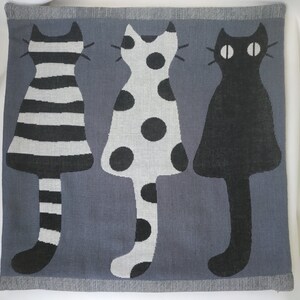 グレー 3匹の猫と3匹の猫のしっぽのコットンクッションカバー 14 x 14インチ 片面 猫好きの方へのギフト