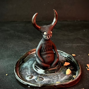 Ceramiczny talerz na czarnego potwora/pierścień na biżuterię/ciemny demon estetyczny/ceramiczna wiedźma/stworzenie fantasy/twój mały diabełek/gotowska ceramika
