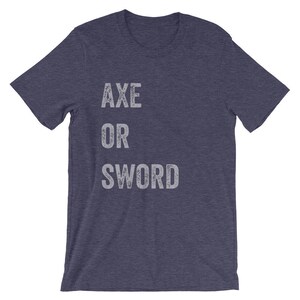 Puede incluir: Una camiseta azul marino con el texto "AXE OR SWORD" impreso en blanco en la parte delantera.