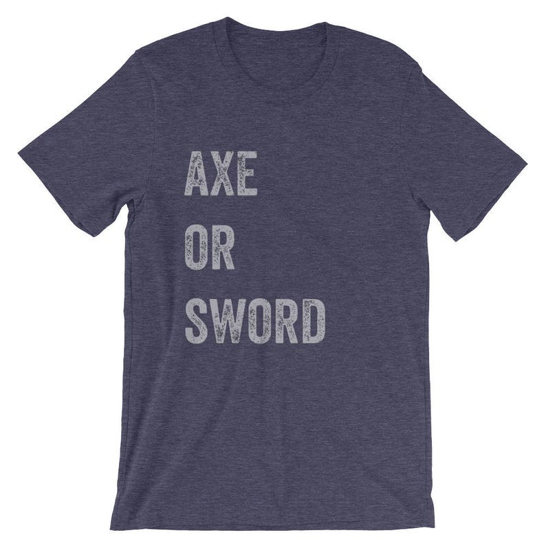 Puede incluir: Una camiseta azul marino con el texto "AXE OR SWORD" impreso en blanco en la parte delantera.