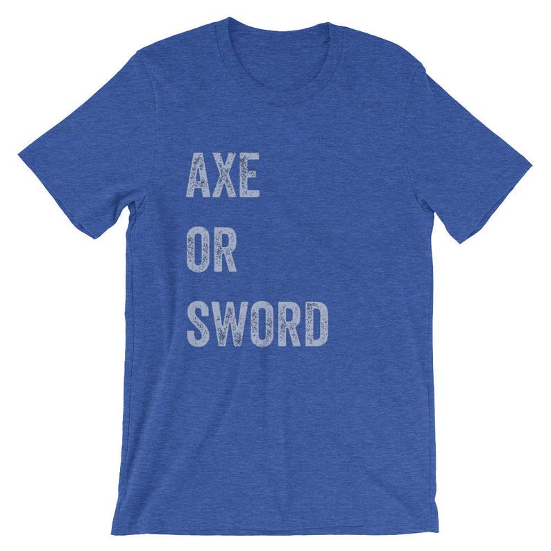 Puede incluir: Una camiseta azul real con el texto "AXE OR SWORD" impreso en blanco.