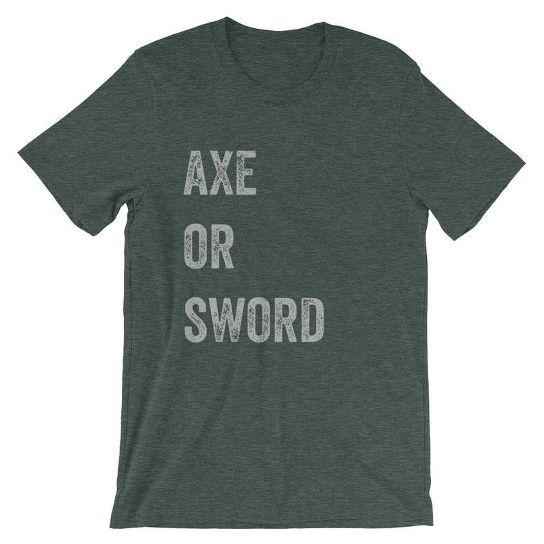 Puede incluir: Una camiseta verde oscuro con el texto "AXE OR SWORD" impreso en blanco.